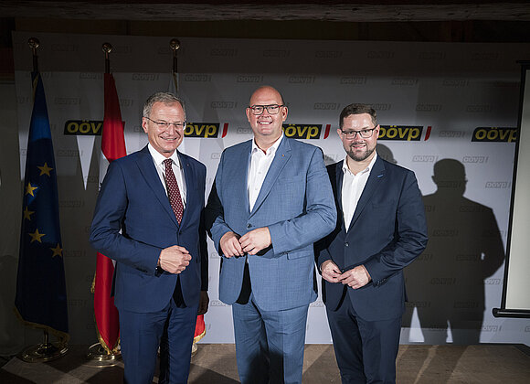 LH Mag. Thomas Stelzer und Landesparteisekreätr Mag. Florian Hiegelsberger gratulieren LAbg Josef Naderer zur einstimmigen Wiederwahl